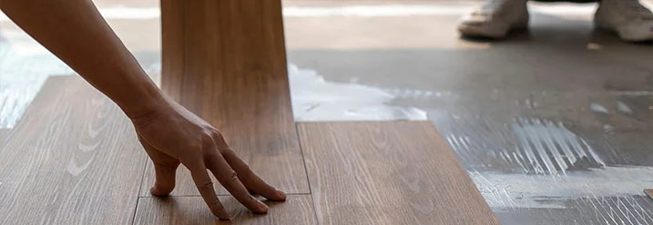 Person verlegt Vinylboden